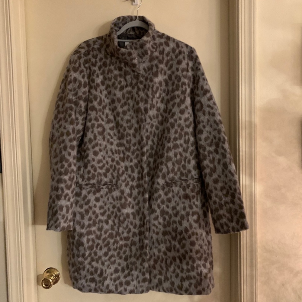 Soft brushed leopard print zip up jacket.
